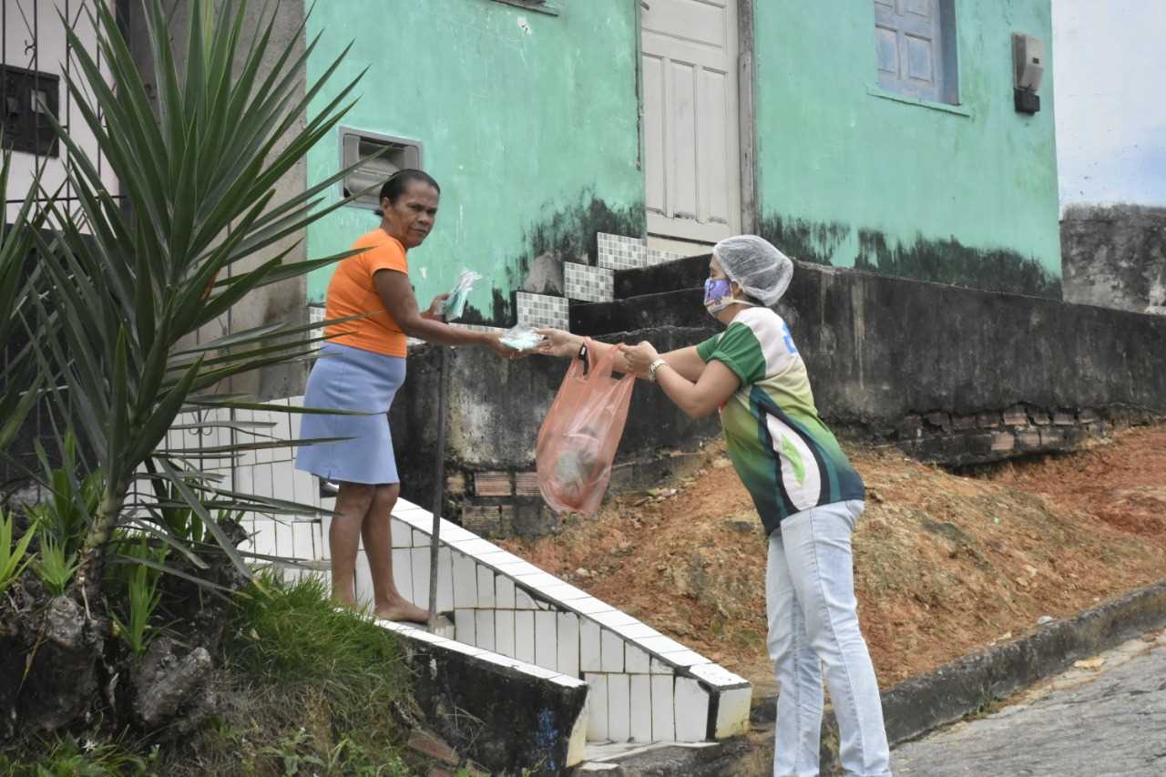 Camacã: Secretaria de Assistência Social faz entrega de pães e máscaras no Bairro Joana Angélica